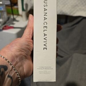 Conditioning Makeup Remover - White